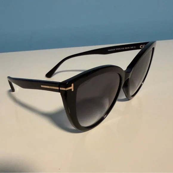 Tom Ford Isabella-02 TF915 Cat Eye Sunglasses Black Gradient - Picture 3 of 11